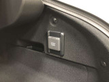 アクセサリーコンセント(AC100V・1500W)を、センターコンソール後部とラゲージルーム右側の2ヶ所に設置しています。停電などの非常時に使用できる、非常時給電システム付きです。