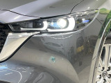 【LEDヘッドライト】悪天候や夜間走行時も良好な視界を確保し安心して運転できる高輝度LEDヘッドライトを装備!点灯速度が早く、消費電力も抑えられています。