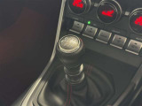 【6速マニュアルトランスミッション】軽快でスポーティなシフトフィールの中にギヤの噛み合う瞬間が手のひらから感じ取られ、確かな操作感と意のままに操る楽しさを体感できます。