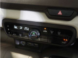 【オートエアコン】温度を設定すれば自動で快適な車内温度を保ちます。エアコン内部の高性能脱臭フィルターで車内のアレルゲンや花粉を除去。