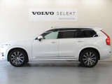 北欧らしさあふれる知的な美を形にしたラグジュアリーSUV、XC90。大胆でありながらもエレガントなスタイリングは、見る人の目に磨き上げられた強さを深く印象づけます。