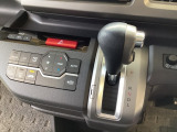 CVT車のセレクトレバーです。低速から高速まで、変速ショックのないスムーズな走りを実現するとともに、エンジン効率のよい領域を維持することで燃費にも貢献します。