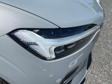 北欧神話に登場する「トールハンマー」をモチーフにしたデイライトランニングライト内蔵LEDヘッドライト。アダプティブヘッドライト、アクティブハイビーム機構と相まって、昼夜の安全なドライブが可能です。