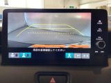 バックでの車庫入れも安心です! リアカメラが付いているバックモニター付のナビディスプレイを装備しております。操作線もついており距離感も画面から確認できます。