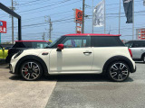 この色遣い!このお洒落感はMINIだけです。外装の顔やボディーだけでも充分かわいいですが、内装も楽しめるインテリア空間となっております。MINIに乗るだけで普段の運転がさらに楽しくなりますよ。