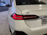 L字型リアコンビランプ:BMWの伝統的なデザインのひとつです。夜間でも誰が見てもBMWとわかる印象的なデザイン。