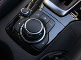 「MAZDAコネクト」コマンダー部 手元を見ることなく操作出来るように左手を自然に降ろした位置に設置。シンプルで使いやすく、機能を覚えやすいボタン配置になっています。