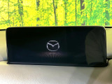 【10.25インチマツダコネクト】車内の雰囲気にマッチした大型ディスプレイ。スマホ接続でのナビ使用やBluetooth再生等、様々な機能が楽しめます。直感的なダイヤル操作が可能で、使い勝手も良好です。