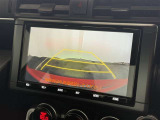 【バックガイドモニター】車両後方の映像をナビ画面に表示し、駐車などの後退操作をサポートします。
