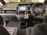 車内は光触媒抗菌消臭施工済です。スタイリッシュなデザインでスポーティなインパネ周りを演出します。グローブボックスやカップホルダーのほかにトレーなどたくさんの収納スペースが付いています。