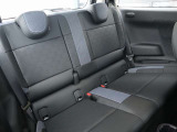 質感の高い素材で統一されたリアシート。コンパクトな車体ながら、快適に過ごせるよう細部まで丁寧に作り込まれています。ISOFIX対応で、チャイルドシートの取り付けも正確に行える配慮がなされています。