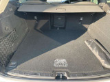 広大な広さのカーゴスペースはフラットで荷物が積みやすくなっています。また、分割式(60:20)のリアシートを倒せば、長尺物も楽々積んでいただけます。SUV車の便利さを実感するときですね。