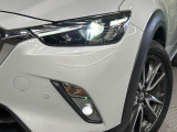 【LEDヘッドライト】悪天候や夜間走行時も良好な視界を確保し安心して運転できる高輝度LEDヘッドライトを装備!点灯速度が早く、消費電力も抑えられています。