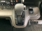 CVT車のセレクトレバーです。低速から高速まで、変速ショックのないスムーズな走りと、エンジン効率のよい領域を維持して燃費にも貢献します。サイドブレーキはスイッチ操作の電子制御パーキングブレーキです。