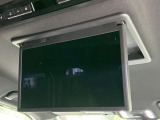 【14型有機ELフリップダウン】三列目からでも迫力のエンタメが観れる大画面フリップダウン。有機ELのモニターでは、一般的なフリップダウンよりも高コントラストでキレイな映像を楽しめます。