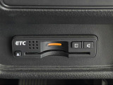 【ETC】有料道路を利用する際に料金所で停止することなく通過できる、ETC車載器(ノンストップ自動料金収受システム機器)が装備されています。セットアップを行うことで利用可能になります。
