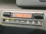 【オートエアコン】一度お好みの温度に設定すれば、車内の温度を検知し風量や温度を自動で調整。暑い…寒い…と何度もスイッチ操作をする必要はありません。快適な車内空間には必須の機能ですね♪
