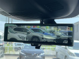 【インテリジェントルームミラー】車両後方カメラの映像をルームミラーに映すことが出来ます。 そのため、後席に人や荷物があって後方が見えづらい場合でもしっかり視界を確保することが出来ます。