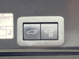 【パワーバックドア】スマートキーや運転席のボタンを押すだけでリアゲートが自動で開閉します!荷物を持っている時や、高い位置にあるバックドアを閉める際に便利な機能です♪