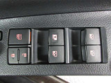 もちろん全席パワーウインドー付。運転席から操作できて便利です。