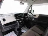 ダイハツのお店では、ダイハツ車を知り尽くしたプロフェッショナルが、専用の診断機器を使って各システムを点検しております。
