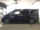 狭い駐車場でも、スライドドアならチャイルドシートへのお子さまの乗降や荷物の積載もスムーズ。とても便利な【両側電動スライドドア】ドアハンドを少し引くだけでリアドアが自動開閉します。
