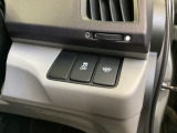 VSA装備車です。VSAはドライバーの操作と車の動きを見守っています。もし車の挙動が乱れたとき、4輪別々にブレーキをかけたり、エンジンパワーをしぼることによって車を安定させます。