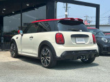 コンパクトな車体にパワフルなエンジン、ゴーカートのようなドライブフィールは乗ってみるとなお、他の車とは一線を画す魅力を持っています。