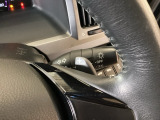 ステアリングの裏側、左右にパドルシフトがついています。右が+、左が-の操作でシフトチェンジを行い、エンジンブレーキなどのマニュアル操作ができます。