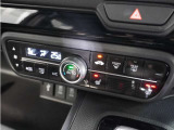 【オートエアコン】温度を設定すれば自動で快適な車内温度を保ちます。エアコン内部の高性能脱臭フィルターで車内のアレルゲンや花粉を除去。