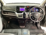 車内は光触媒抗菌消臭施工済です。インパネ周りはスタイリッシュなデザインで機能や装備も充実しています。グローブボックスやカップホルダーのほかにトレーなどたくさんの収納スペースが付いています。