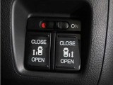 【パワースライドドア】車外・車内のドアハンドルからはもちろん、運転席スイッチやリモコンキーからも開閉操作が可能。挟み込み防止機能もあり、お子さまの乗り降りも安心。