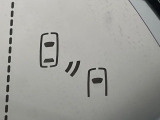 【ブラインドスポットモニター】走行中、ドアミラーの死角になりやすい箇所に後続車が接近するとサイドミラーのレンズに警告を表示!ドライバーに注意喚起をしてくれます。
