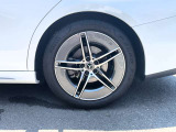 納車前整備はメーカー規定に基づき併設工場で入念に行います。メルセデス・ベンツ指定のツールと技術を用い、メーカーの研修を受けたメカニックがお客様のお車を整備いたします。
