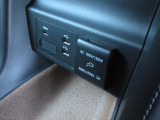 エアコン操作パネルの後ろに、USB端子、ACアウトレットなどがあります。