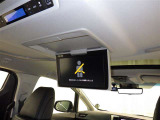 後席用モニターが付いているので、長距離ドライブなどの移動でも退屈しないでいいですね。
