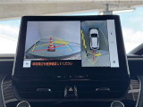 真上から見下ろしたような視点で車とその周囲を確認出来る画面と、車両後方を映し出すバックモニター画面の2つを表示してくれます。