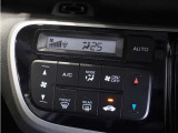 【オートエアコン】温度を設定すれば自動で快適な車内温度を保ちます。エアコン内部の高性能脱臭フィルターで車内のアレルゲンや花粉を除去。