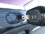 充電ソケットは車の右側にあります。普通充電と急速充電用になります。