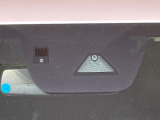 【スマートシティブレーキサポート】低速走行中に前方の車両等を認識し、衝突しそうな時は警報とブレーキで衝突回避と被害軽減をアシスト。より安全にドライブをお楽しみいただけます。