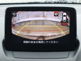 カラーで後方映像をモニターに映し出してくれるので、ショッピングモールのような狭い駐車場であったとしても障害物を見つけ、楽々駐車することができますね。