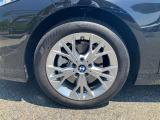 【BMWアロイホイル】軽量かつ強度に拘ったアロイホイル。走行性能ポテンシャルを引き出す設計。車の足元を引き締めてくれる大きなポイントはアロイホイルです。