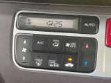 【オートエアコン】一度お好みの温度に設定すれば、車内の温度を検知し風量や温度を自動で調整。暑い…寒い…と何度もスイッチ操作をする必要はありません。快適な車内空間には必須の機能ですね♪