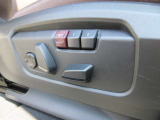 運転席メモリー付きフロント電動シート装備。
