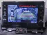 パノラミックビューモニター付きです。車両を上から見たような映像をディスプレイオーディオ画面に表示。運転席からの目視だけでは見にくい、車両周辺の状況をリアルタイムでしっかり確認できます。