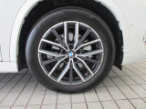 BMWのほぼすべてのモデルに『ランフラット・タイヤ』を標準装備しています。もしもパンクした場合でも、そのまま時速80kmまでで航続距離80km走行可能です。立ち往生する事無く、事故も未然に防ぎます。