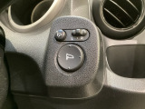 ハンドルの右側に電動格納付きパワーミラーの操作スイッチがついています。左右のサイドミラーの角度調節も微調整ができて便利です。