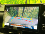 【バックカメラ】駐車時に後方がリアルタイム映像で確認できます。大型商業施設や立体駐車場での駐車時や、夜間のバック時に大活躍!運転スキルに関わらず、今や必須となった装備のひとつです!