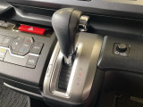 CVT車のセレクトレバーです。低速から高速まで、変速ショックのないスムーズな走りを実現するとともに、エンジン効率のよい領域を維持することで燃費にも貢献します。