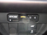 ETC2.0対応の車載器付きです。高速料金の支払いだけではなく、高速道路上のアンテナと相互通信をして渋滞情報や迂回路への案内を音声やナビ画面に表示します。